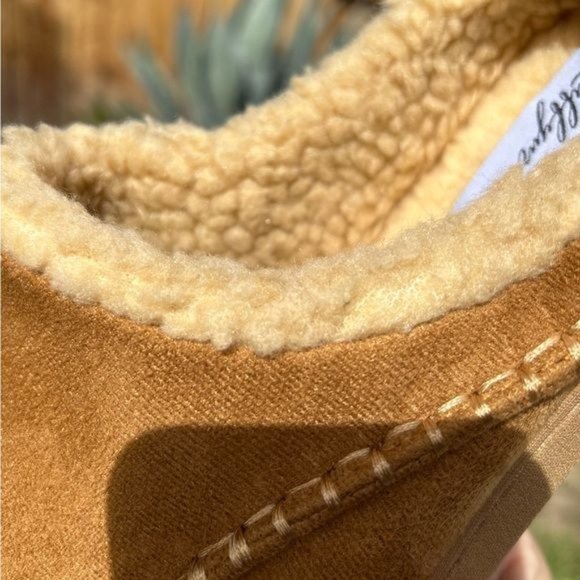 Men’s Cozy Slippers in Tan - Picture 4 of 9